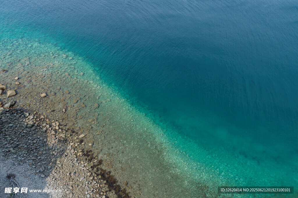 碧海淺灘的美麗海岸線