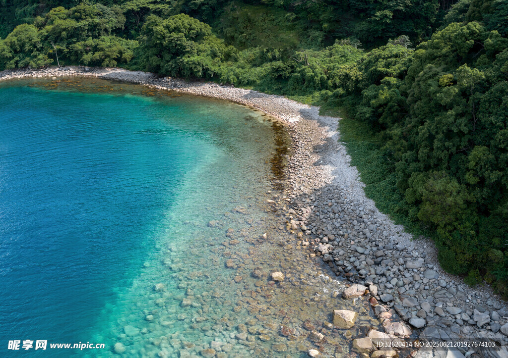 碧海環繞的蔥郁海岸