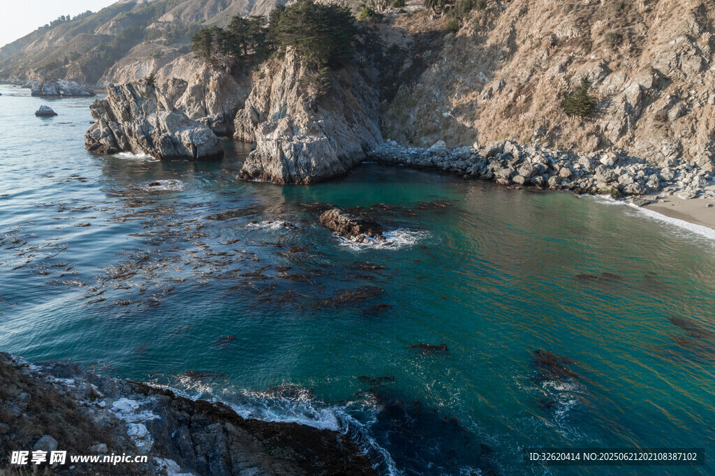 海岸美景 碧藍海水與峭壁