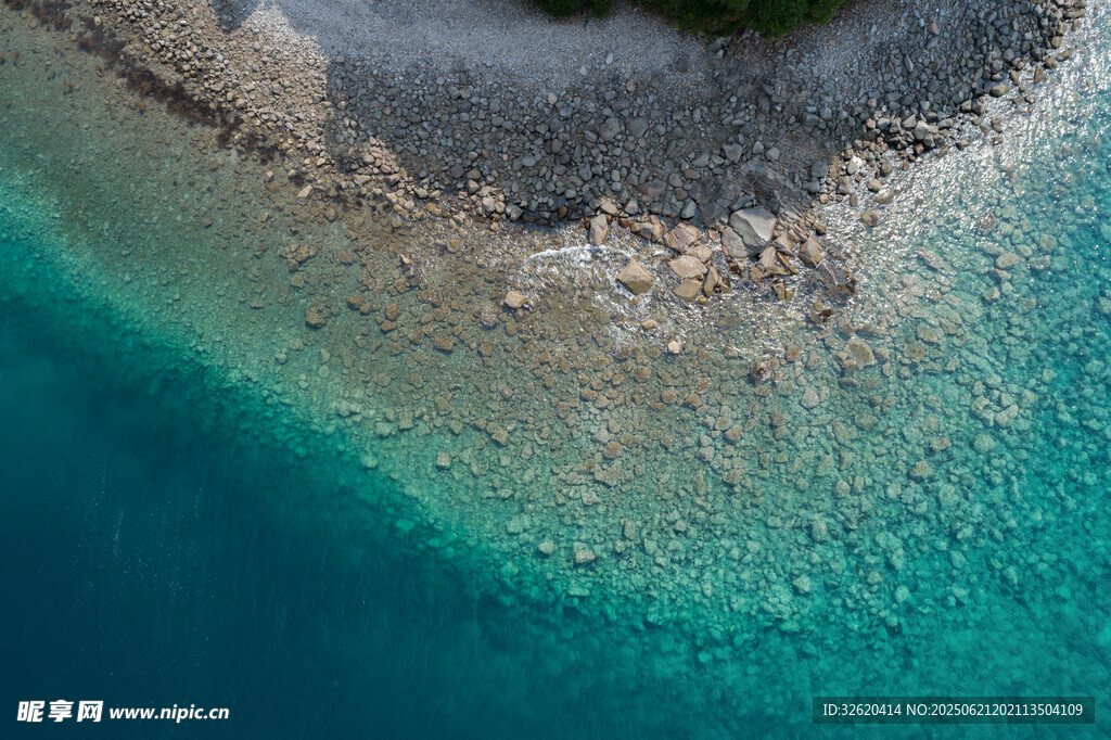 俯瞰清澈美麗的海岸