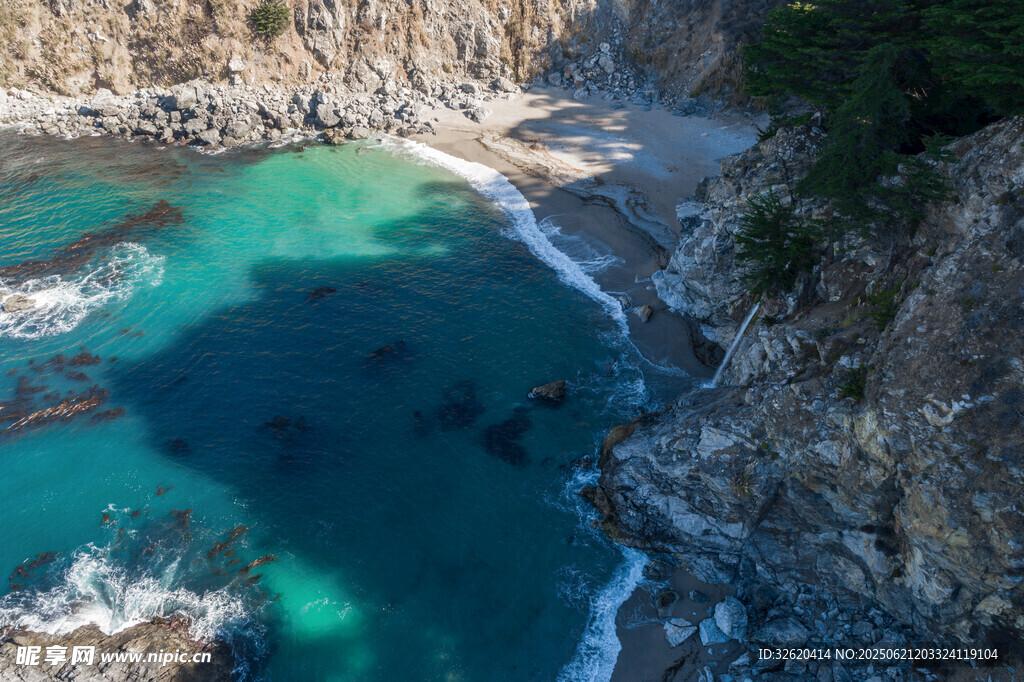 海岸美景 碧藍海水與巖石