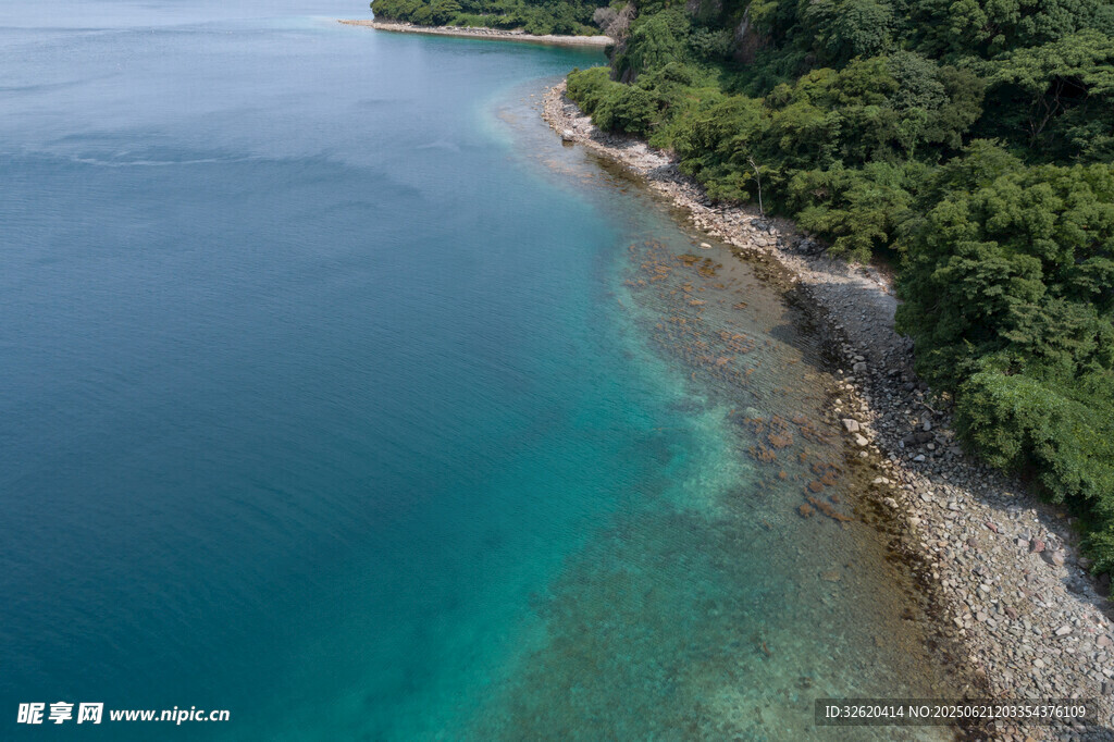 海岸風(fēng)光 碧海綠樹相依