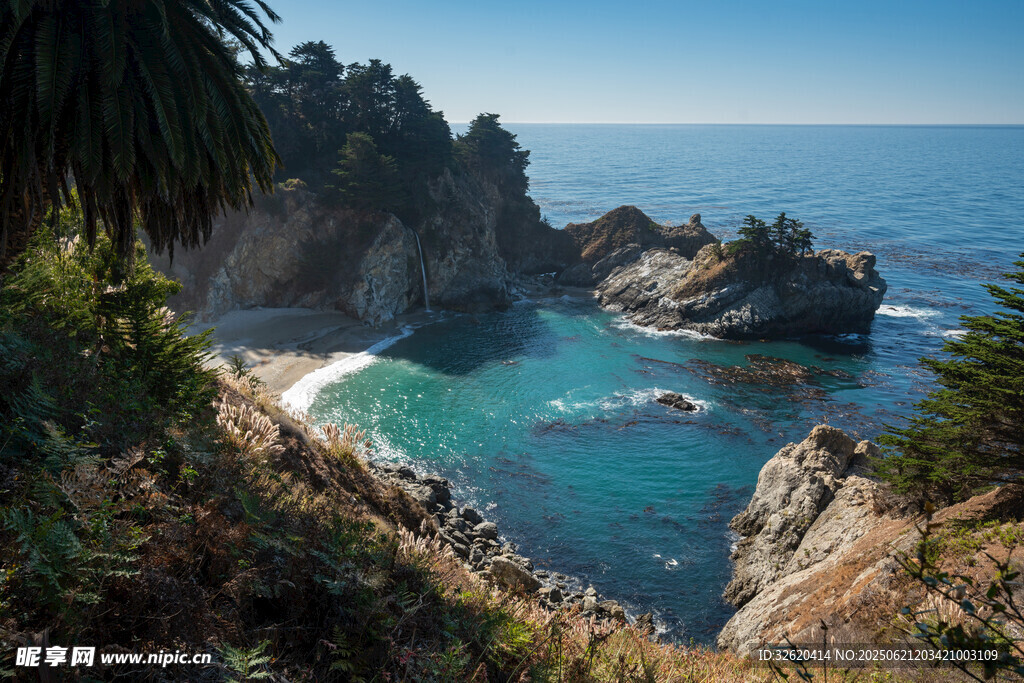 海岸美景 峭壁與綠植