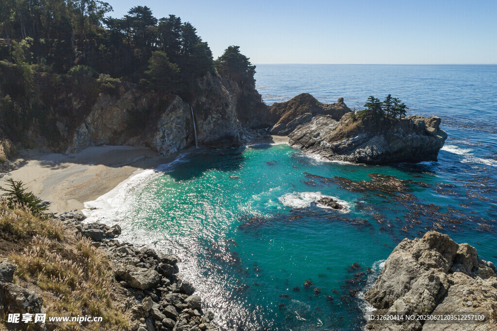 海岸美景 巖石與綠樹