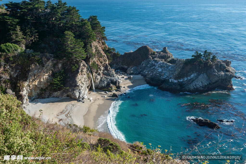 海岸美景 碧海藍天與礁石