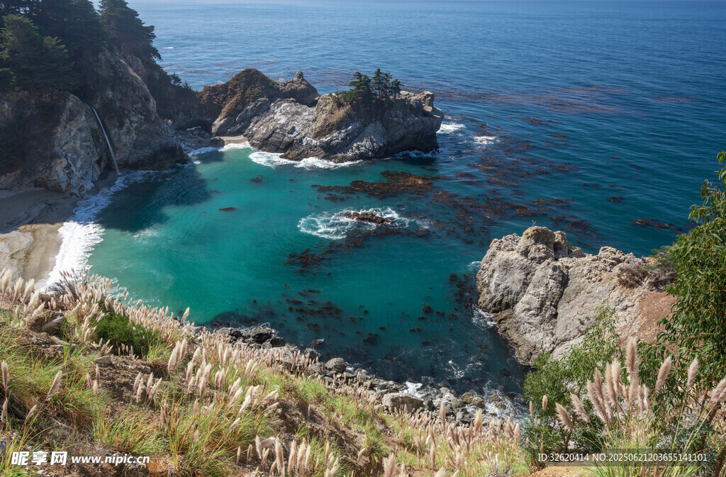 海岸美景 碧海與嶙峋礁石