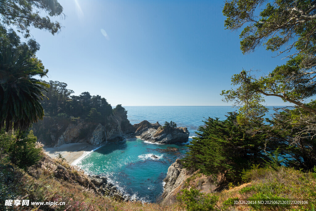 海岸美景 碧海綠樹(shù)相映成趣