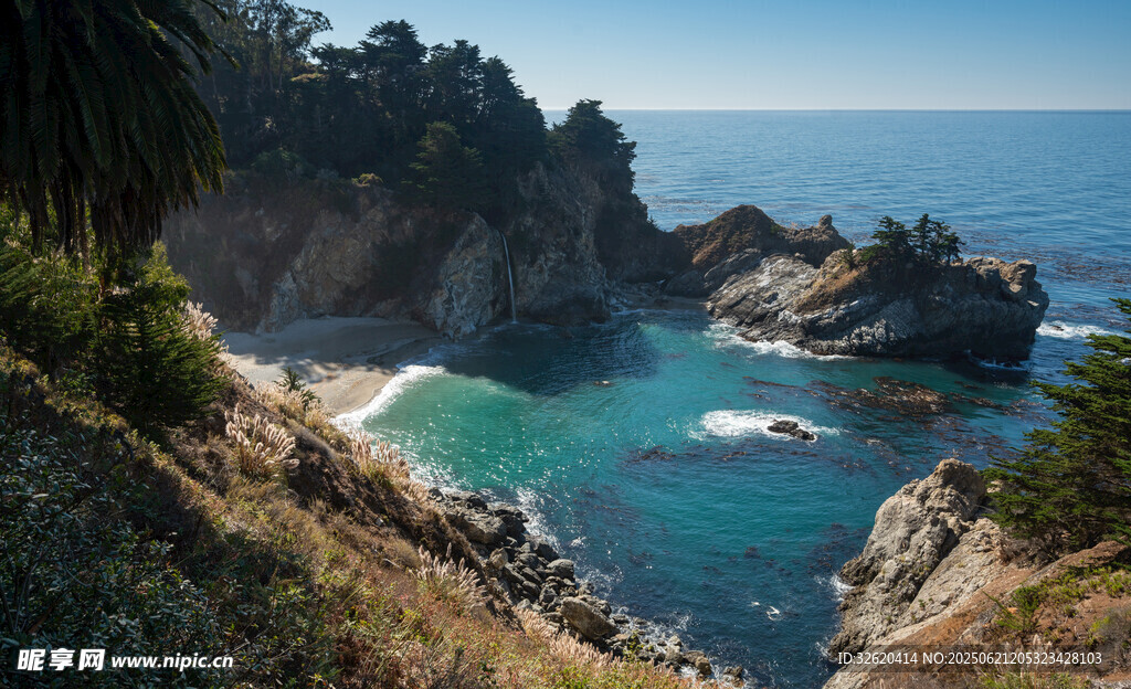 海岸美景 碧海藍天綠樹