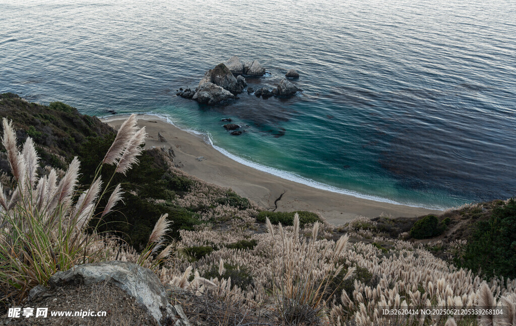 海岸美景 巖石與綠植相伴