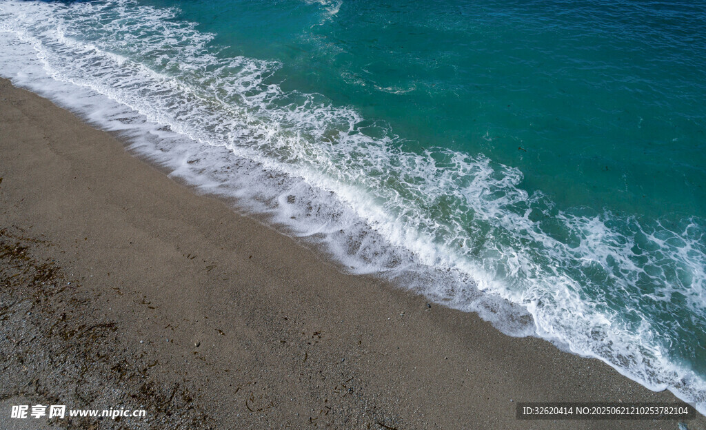 海浪輕拍沙灘的美麗景致