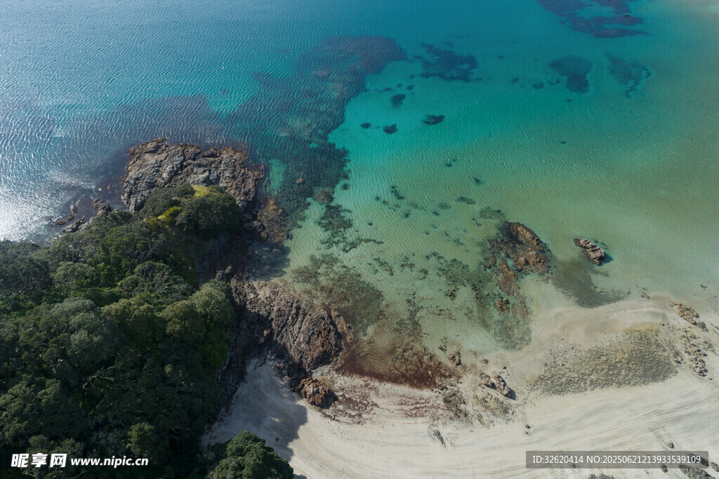 俯瞰碧海沙灘與礁石美景