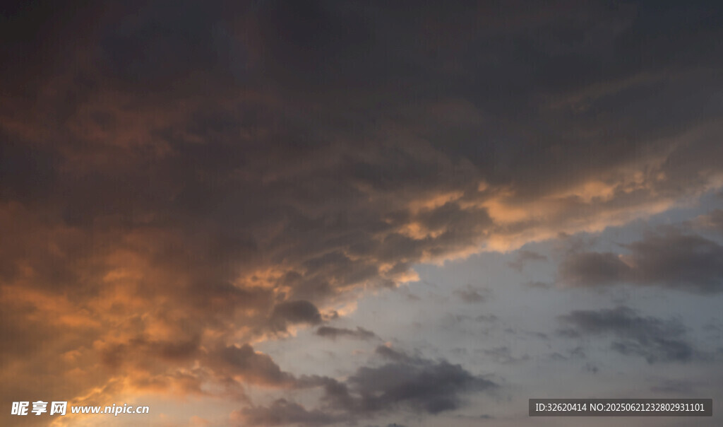 夕陽下的絢爛天空