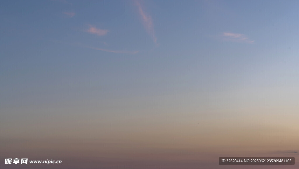 日出時分的朦朧天空