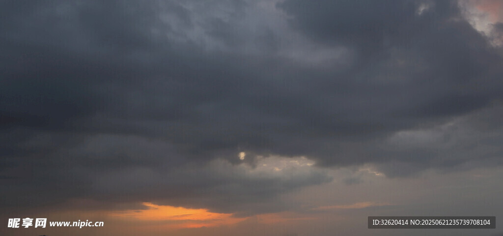 黃昏時分的陰沉天空