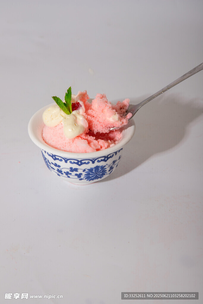 藍(lán)白碗中的美味草莓冰淇淋