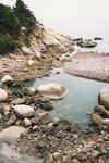 海邊碎石間的寧靜小水域