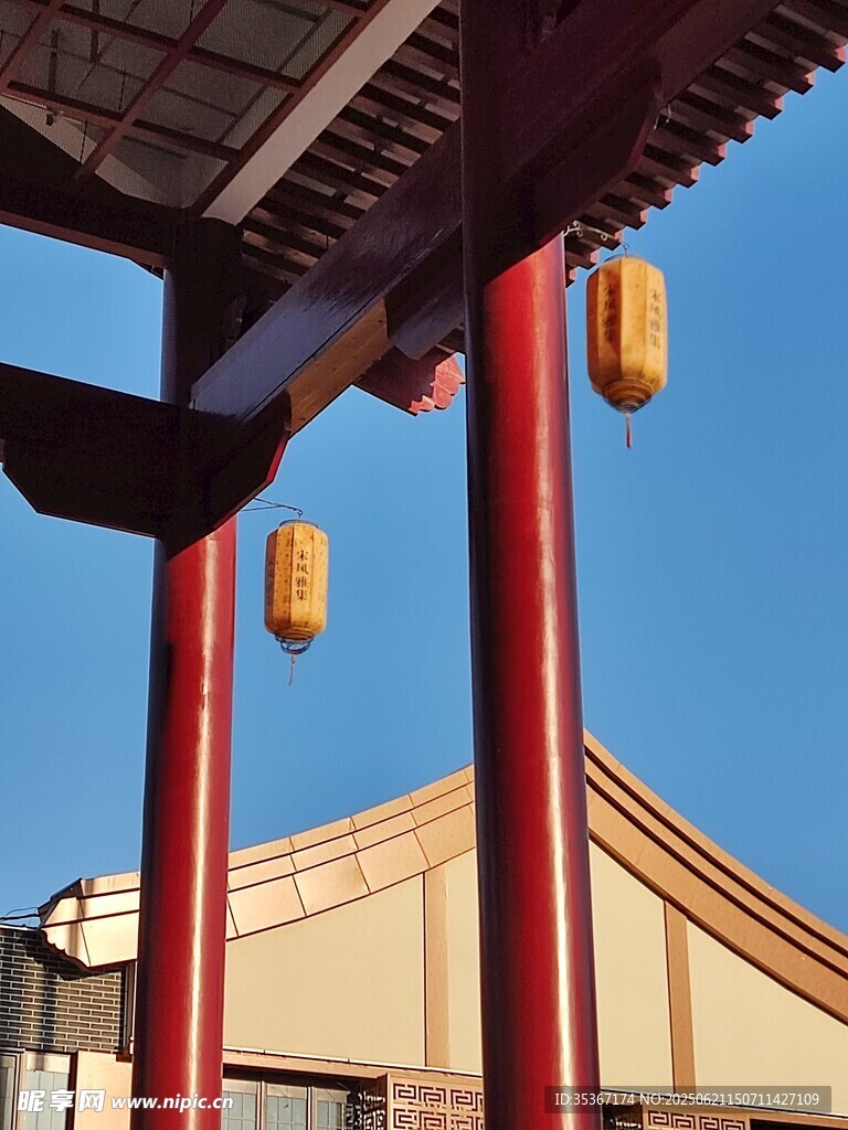 中式屋檐下的紅燈籠
