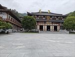 古雅寺廟前的開闊廣場