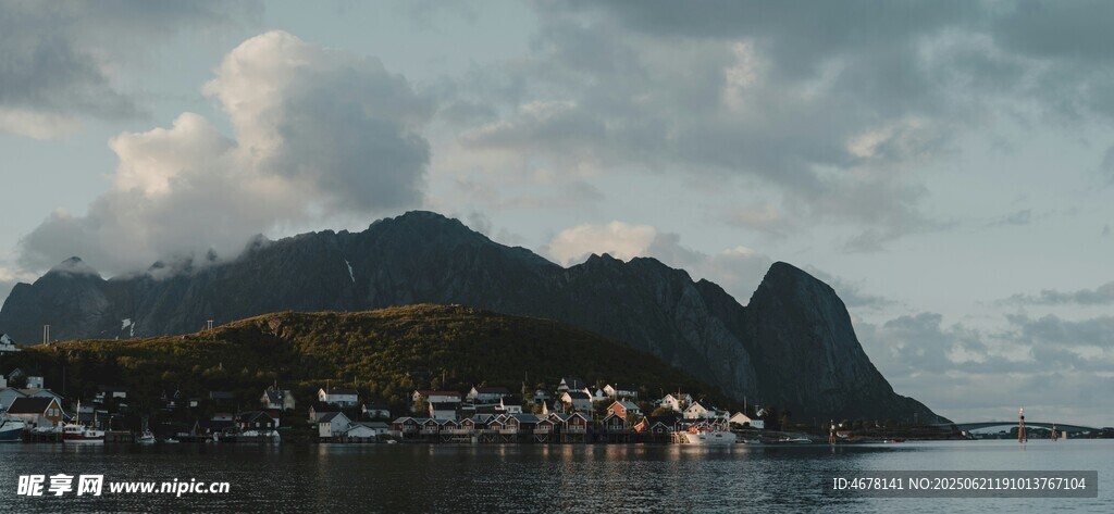 海邊山巒城鎮暮色景觀