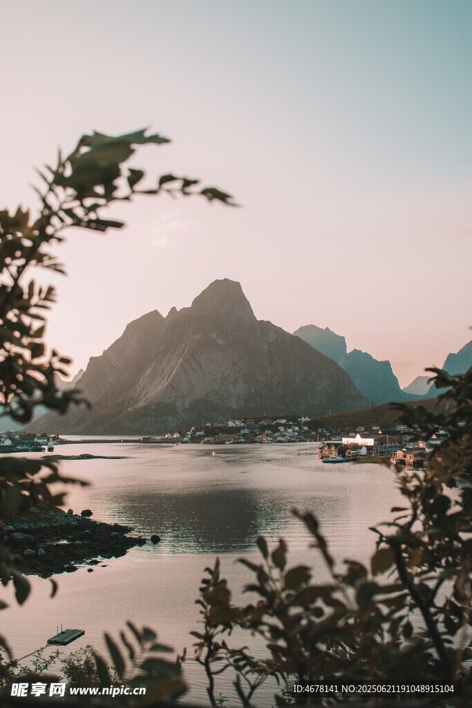 湖畔山巒美景