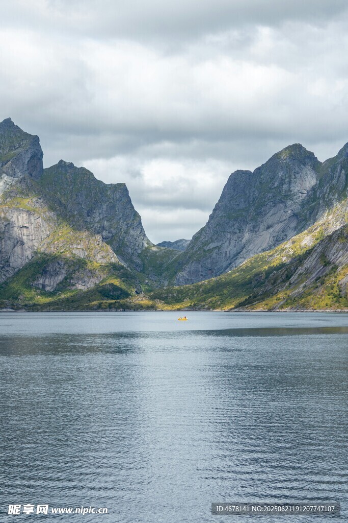 寧?kù)o山水間的壯美湖景