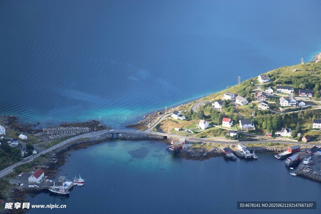 美麗海灣中的寧靜漁村