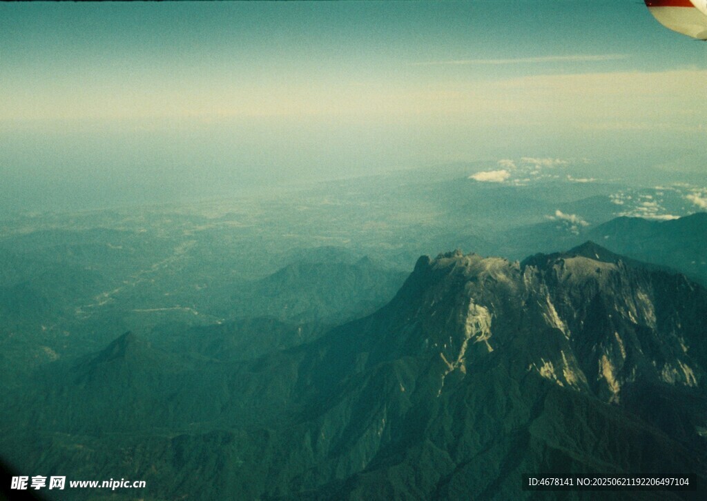 高空俯瞰壯麗山巒景色