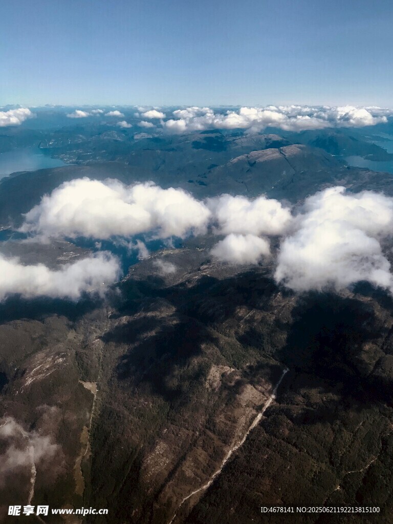 空中俯瞰云海山川美景