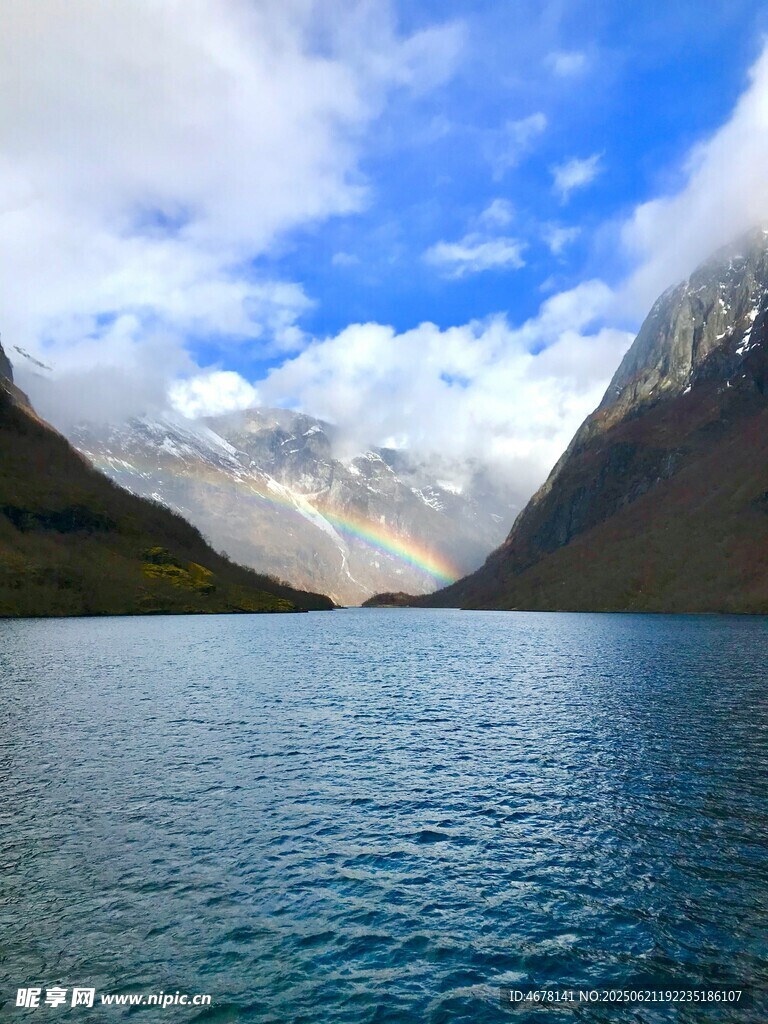 高山湖畔美景