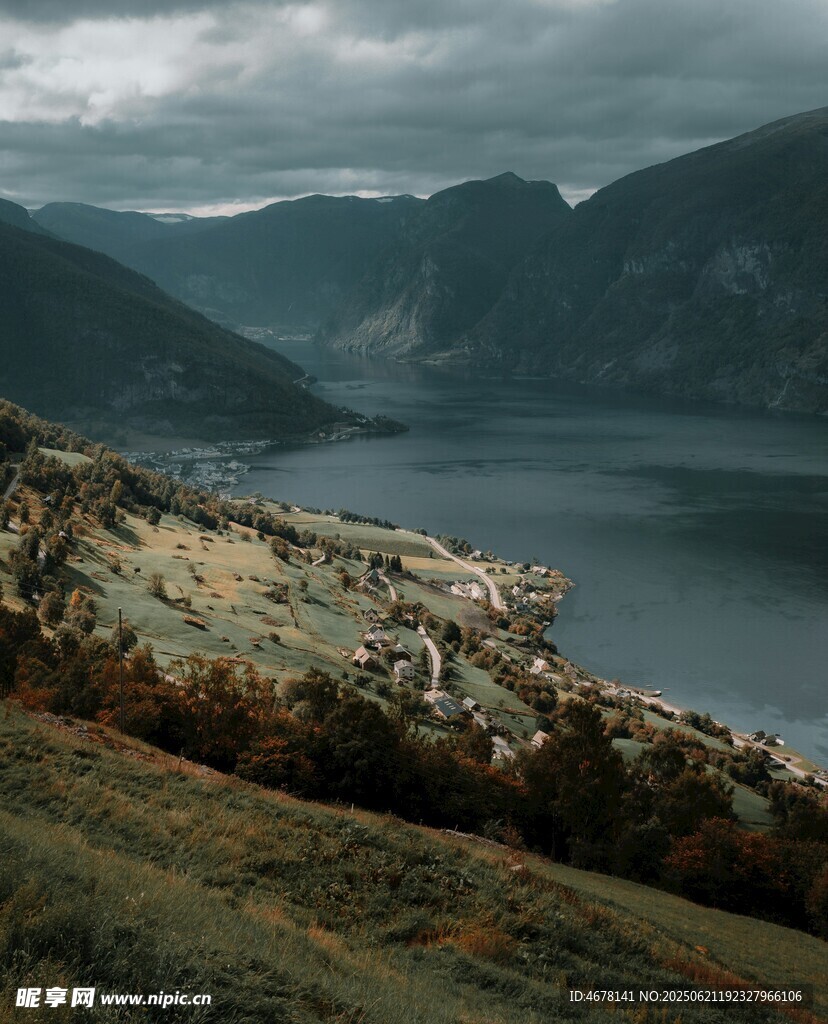 山間湖泊壯麗自然景觀
