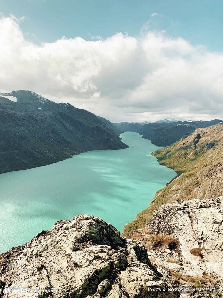 高山間的碧色湖泊美景