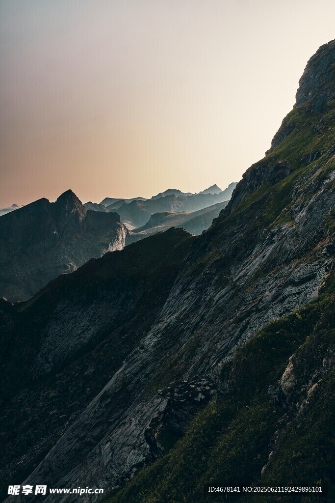 黃昏下的巍峨山巒