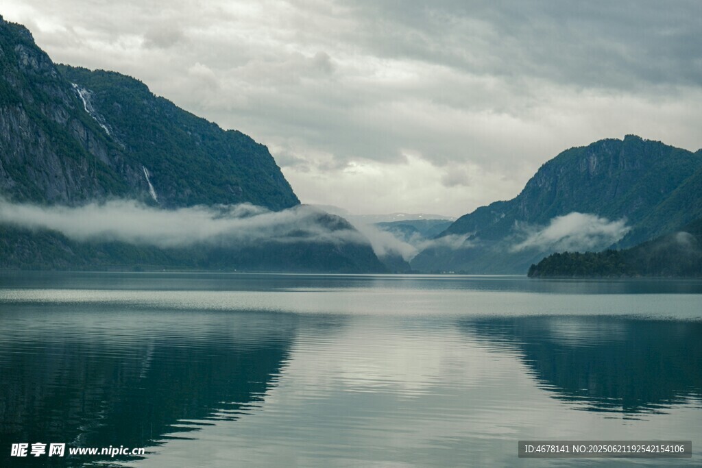 山水云霧間的靜謐湖景