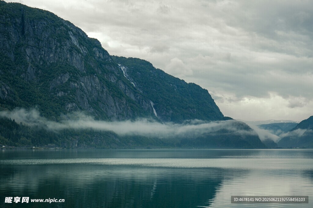 云霧繚繞的山水美景