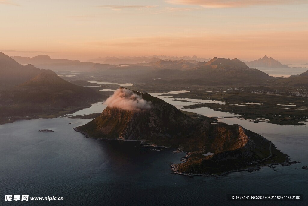 海上孤峰日出美景