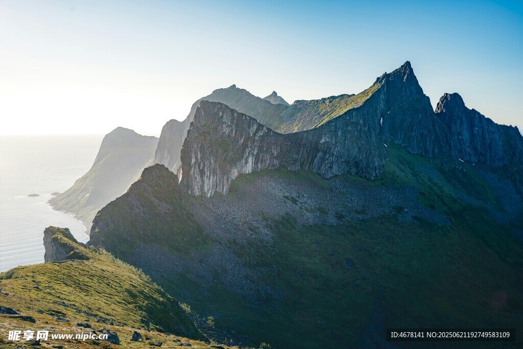 壯麗山景陽光照耀的峰巒