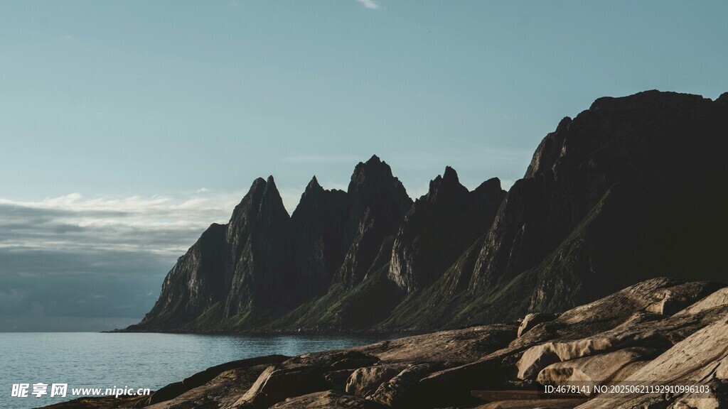 海邊嶙峋山峰壯麗景觀