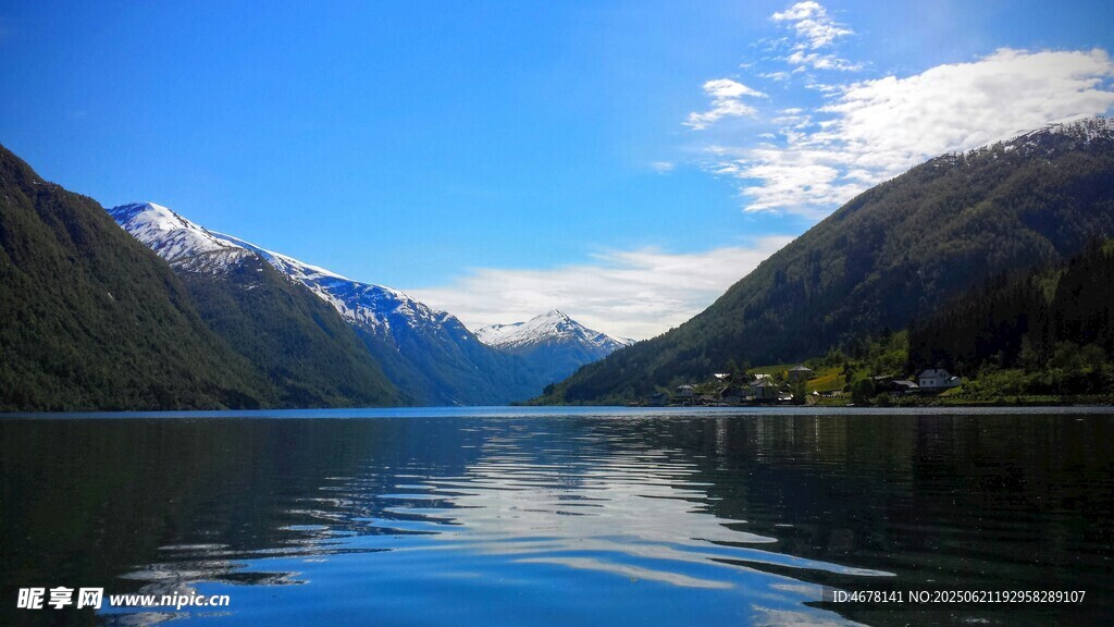 寧靜山水間的美麗湖景