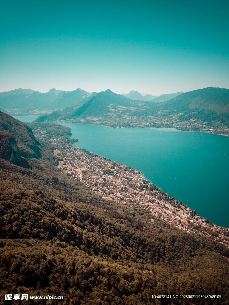 俯瞰美麗湖景與山間城鎮