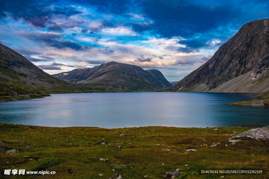高山湖泊美景