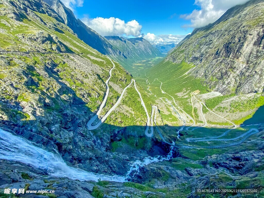 山間美景蜿蜒公路穿山谷