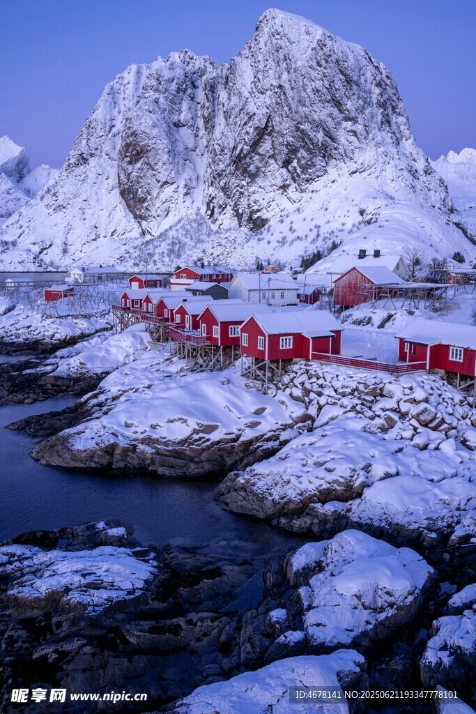 雪覆山巒旁的紅色小屋