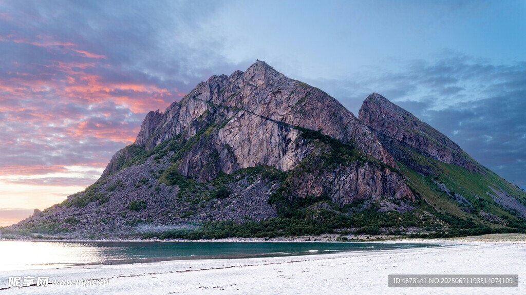 海邊壯麗山峰與絢麗霞光