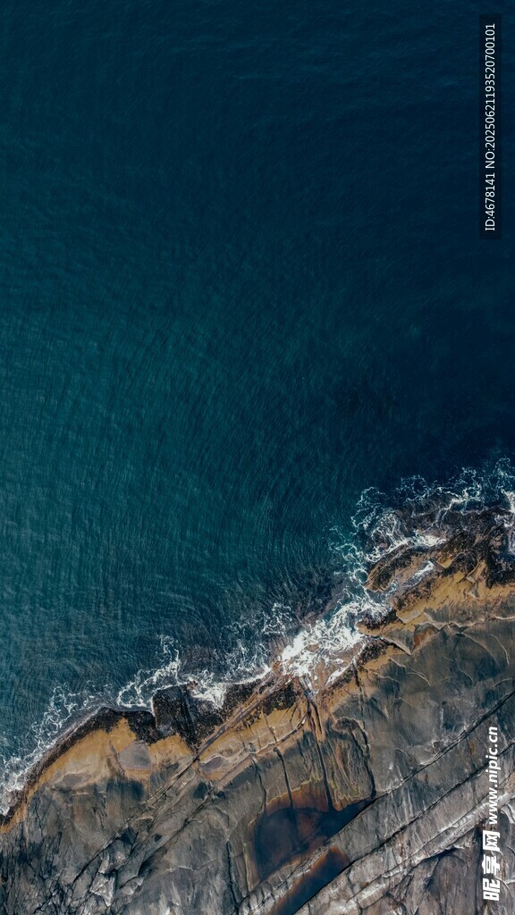 俯瞰海岸邊的蔚藍海水