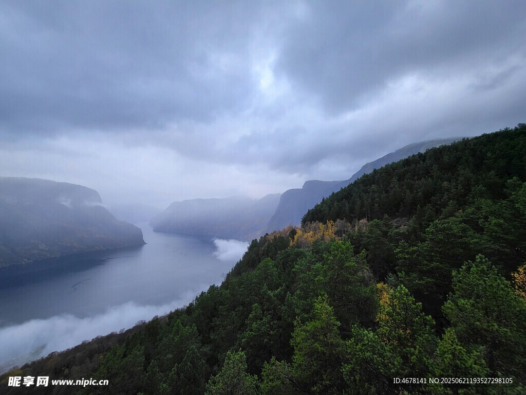 山間云霧繚繞的壯美湖景
