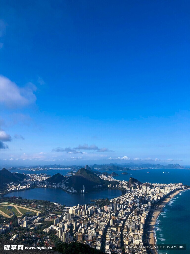 俯瞰城市與碧海藍(lán)天美景