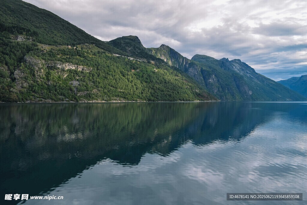 寧靜山水湖景倒影如畫