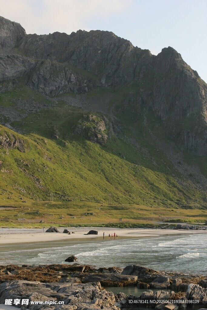 海岸邊的青山與沙灘美景