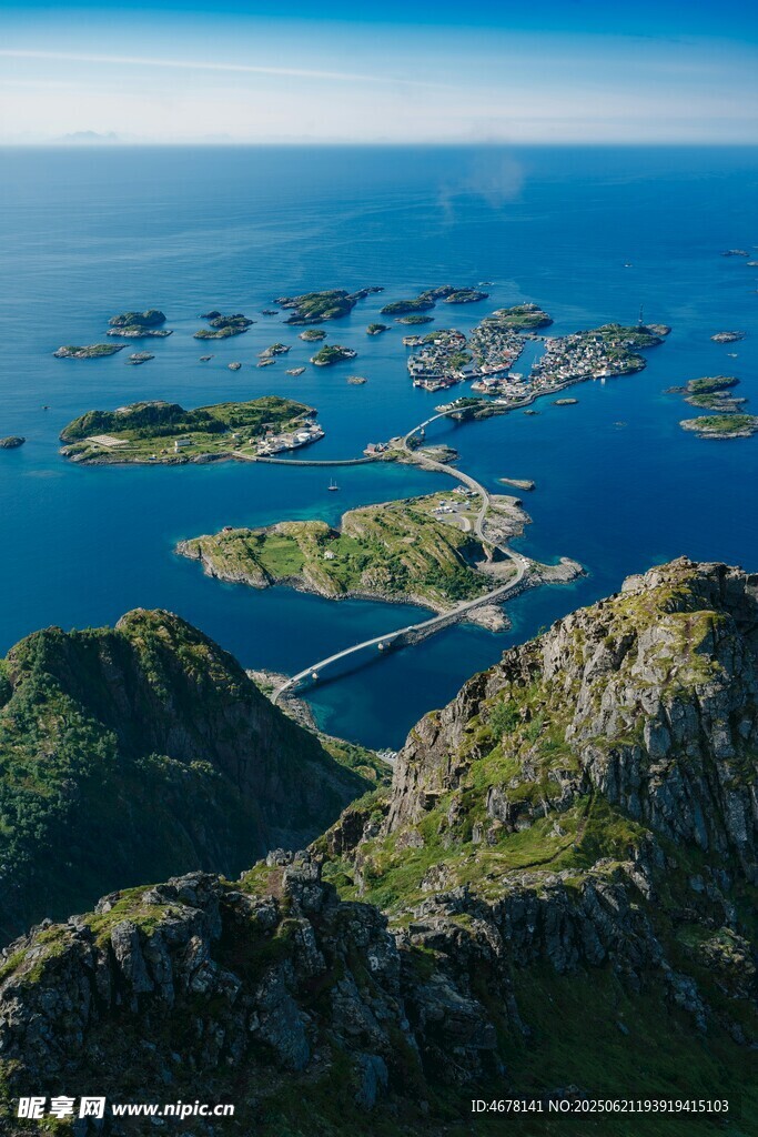挪威群島壯美山海景觀