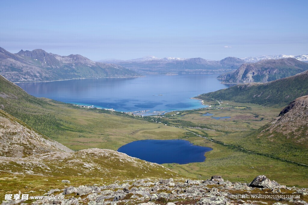 壯美山間湖泊風景